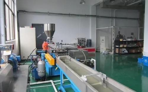 熱い切断プラスチック造粒機の押出機の生産ライン無駄のプラスチック