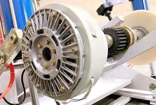 自動1100mmは機械600mmアルミ ホイルを浮彫りにする