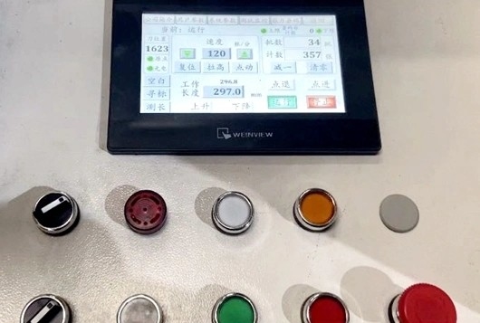 自動1100mmは機械600mmアルミ ホイルを浮彫りにする