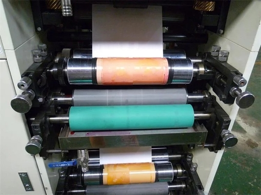 ロール用紙のコップのFlexoの印字機へのロール