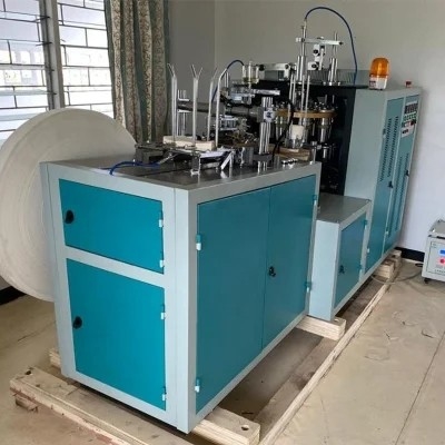 機械を作るアイス クリームのコーヒー紙コップ
