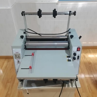 OPP 900mm切り開くRewinder機械5m/分Nonweavingのフィルムの薄板になること