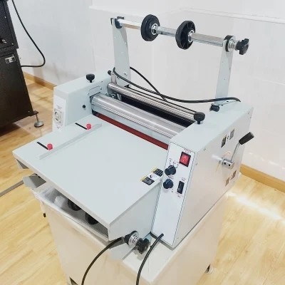OPP 900mm切り開くRewinder機械5m/分Nonweavingのフィルムの薄板になること
