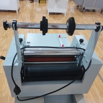 OPP 900mm切り開くRewinder機械5m/分Nonweavingのフィルムの薄板になること