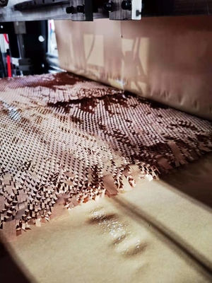 Eco機械によってパッドを入れられる急使配達封筒の蜜蜂の巣を作る友好的なクラフト紙袋